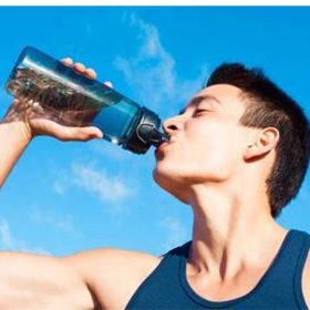 nang nong uong 10 chai nuoc moi ngay nguoi dan ong bi ngo doc nghiem trong 1