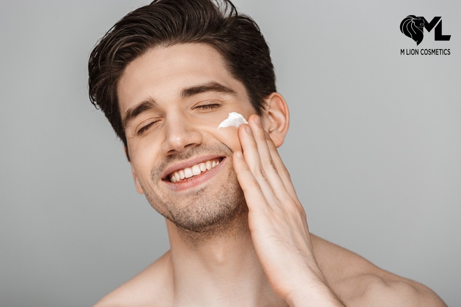 Dùng kem dưỡng ẩm hàng ngày